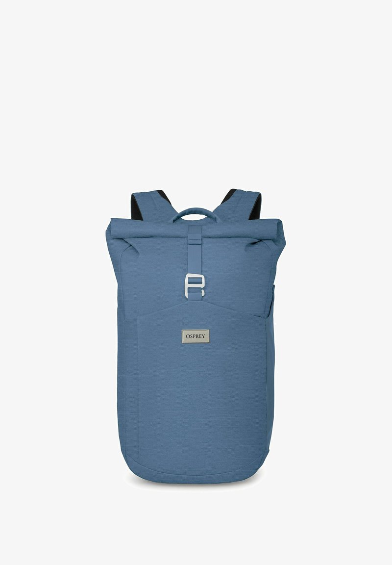 Sac à dos bleu à rabat enroulable avec fermeture à boucle sur le devant, bretelles rembourrées, poignée supérieure et patch logo Osprey sur la poche avant.