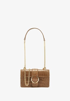 Brązowa torebka z faux-krokodylowej skóry z złotym łańcuszkiem, z magnetycznym zapięciem i wyraźnym okrągłym zapięciem jako akcentem.