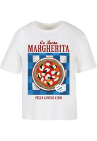 Valge T-särk, millel on värviline pitsa graafika punaste ja roheliste aktsentidega, sinine ruuduline taust ning tekst "La Santa Margherita" ja "Pizza Lovers Club."