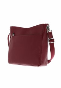 Sac à bandoulière en cuir rouge avec une finition texturée, un haut incurvé et une sangle ajustable. Doté d'une poche frontale et de détails en métal argenté.