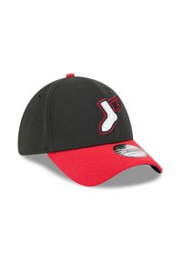 Schwarze Baseballmütze mit rotem Schirm und oberem Knopf, versehen mit einem weißen Sockenlogo, das in Rot umrandet ist, sowie einem Größenaufkleber auf dem Schirm.