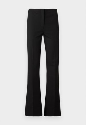 Pantaloni neri a palazzo realizzati in un tessuto liscio. Presentano una vestibilità sartoriale, una piega frontale e una chiusura a zip invisibile.