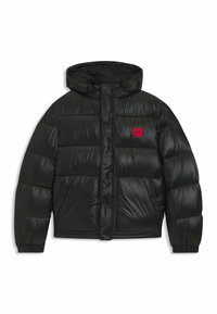 Sort dunjakke med hætte, elastiske manchetter, to forlommer og rød rektangulær patch med "HUGO" logo på brystet.