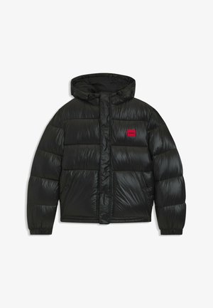 Sort dunjakke med hætte, elastiske manchetter, to forlommer og rød rektangulær patch med "HUGO" logo på brystet.