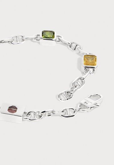 Bracelet chaîne en argent avec des pierres précieuses rectangulaires colorées en vert, jaune et violet, avec une fermeture à fermoir mousqueton.