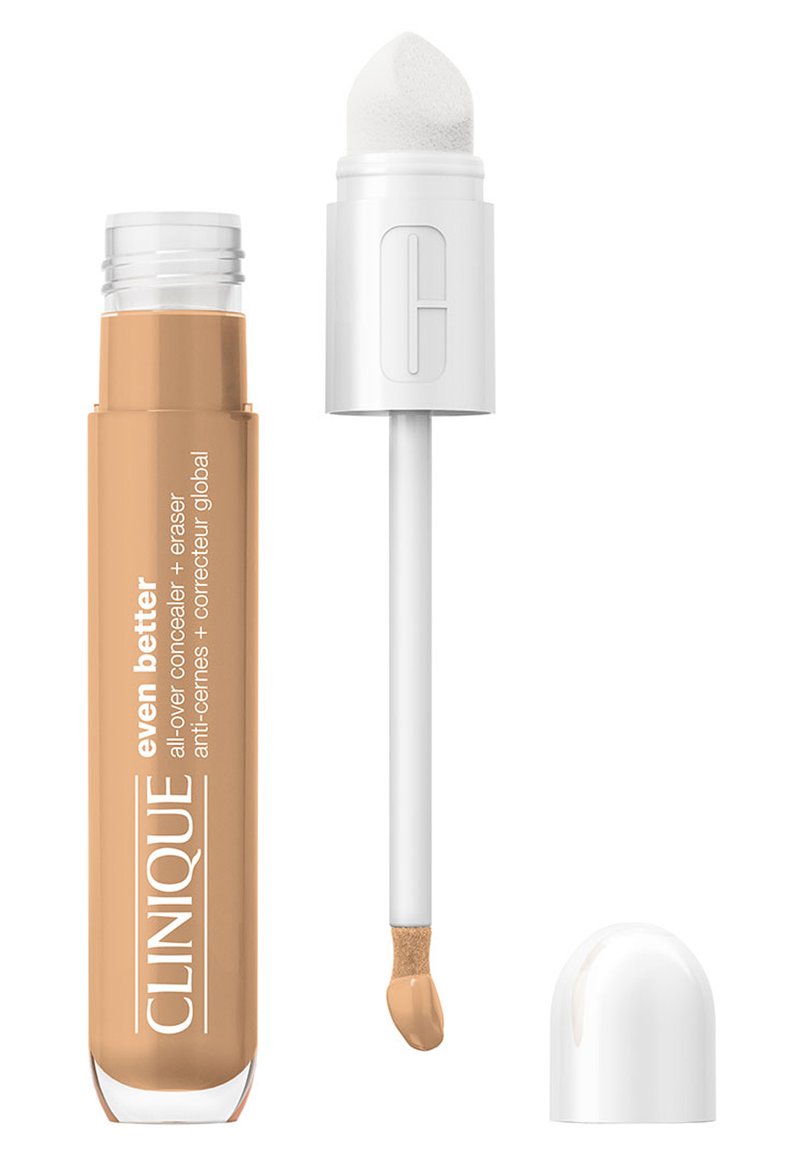 Clinique Even Better concealer, med en sylinderformet beige tube, hvit applikator og en myk, avrundet svampetipp for påføring.