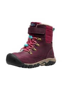 Μωβ αδιάβροχο μποτάκι με εσωτερική επένδυση από ψεύτικη γούνα, επενδεδυμένο κολάρο και τούρκουαζ θηλιές για τα κορδόνια. Διαθέτει μαύρη λαστιχένια προστατευτική μύτη και υφή στη σόλα.