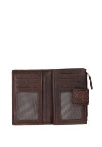 Portefeuille en cuir marron avec un accent tissé, doté de fentes pour cartes, de fenêtres ID transparentes et d'une poche zippée. Texture lisse et forme rectangulaire.