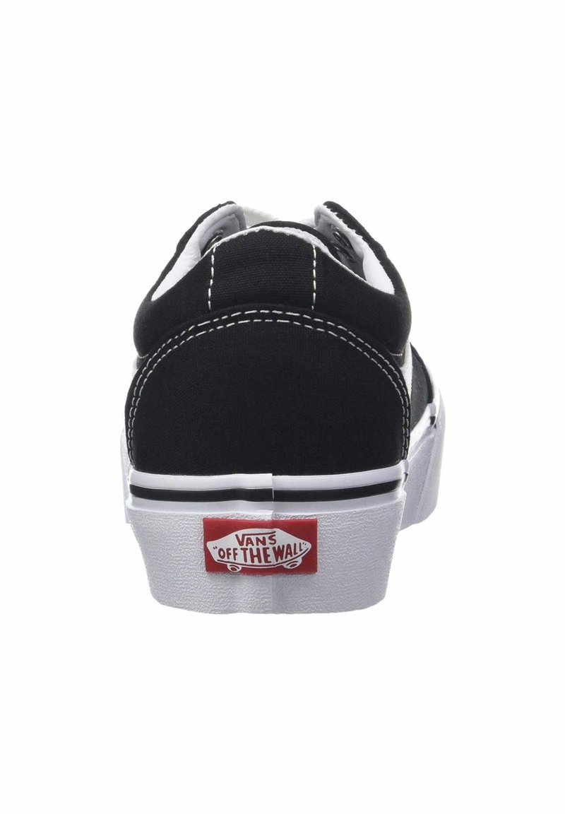 Czarne płócienne sneakersy niskie z białą gumową podeszwą, czarno-białymi akcentami i czerwoną metką logo Vans na pięcie.