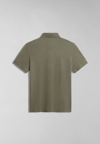Polo shirt verde oliva, maniche corte, colletto classico, texture liscia, senza motivi o dettagli visibili, vista posteriore mostrata.
