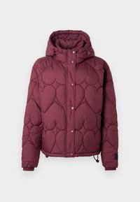 Giacca a vento bordeaux con cappuccio, caratterizzata da un design trapuntato a forma di cuore, bottoni a pressione sul frontale e polsini elasticizzati con cordoncino regolabile all'orlo.