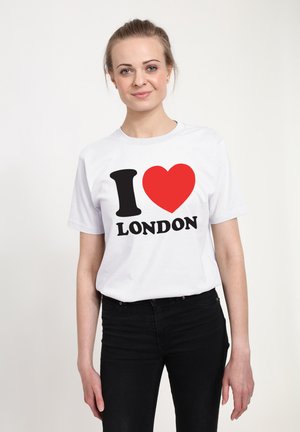 T-shirt di cotone bianca con una grande "I" nera e un simbolo a cuore rosso, con "LONDRA" in lettere nere in grassetto sottostante. Vestibilità casual.