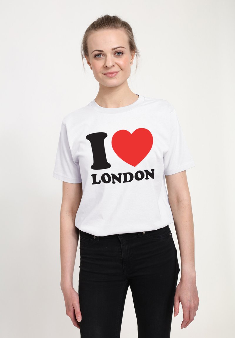 Hvid bomulds t-shirt med et stort sort "I" og et hjerte-symbol i rødt, med "LONDON" skrevet med fede sorte bogstaver nedenunder. Casual pasform.