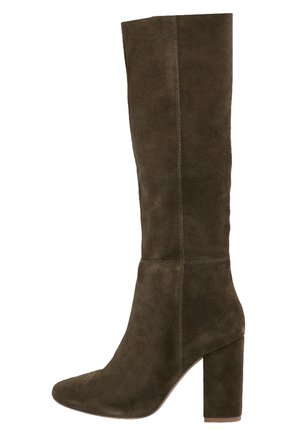 Pitkät naisten mokkanahkasaappaat tummanoliivinvihreinä, pyöreällä kärjellä ja paksulla korolla.