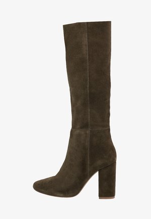 Botte haute pour femme en daim vert olive foncé avec un bout arrondi et un talon haut carré.