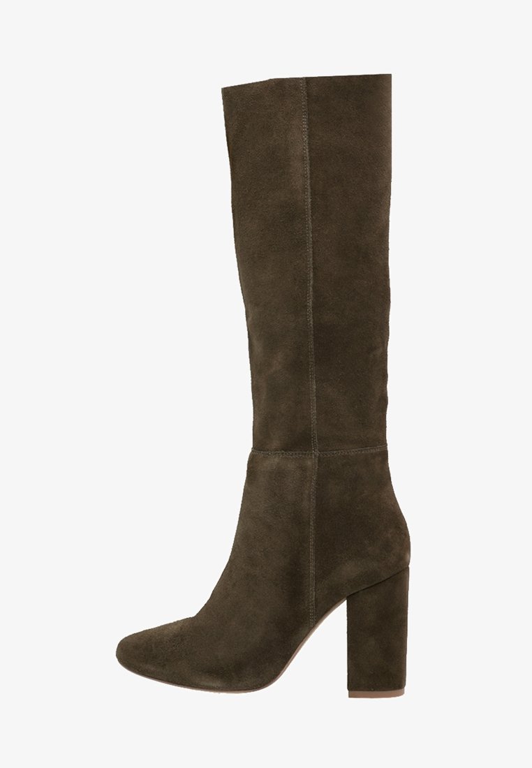 Botte haute pour femme en daim vert olive foncé avec un bout arrondi et un talon haut carré.