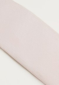 Cravate rose clair fabriquée à partir d'un matériau texturé avec un motif en maille. Le design est plat avec une pointe et une surface lisse et uniforme.