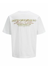 Λευκό κοντομάνικο T-shirt με πράσινα και καφέ γράμματα στην πλάτη: «DEPT. ORIGINALS© Studio Edition Holmen District CPH Modern Aesthetics».