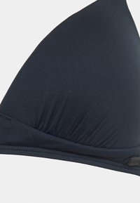 Námořnická modrá trojúhelníková bikiny top z pružného materiálu, s jemnou žebrovanou texturou a shromážděným akcentem podél spodního okraje.