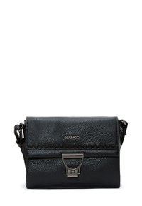 Sac à bandoulière en cuir noir avec surface texturée, fermeture à rabat, couture en zigzag esthétique et détail en matériel métallique.