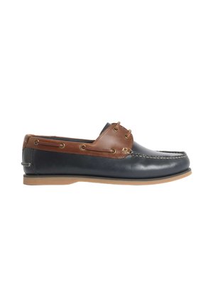 Marineblauwe leren boot schoen met bruine leren accenten, decoratieve stiksels, metalen veteroogjes en een beige rubberen zool. Ontwerp met afgeronde neus.
