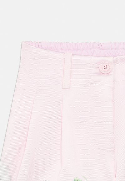 Ροζ ανοιχτόχρωμο παντελόνι με υφή υφάσματος, διαθέτει φαρδύ λάστιχο στη μέση, πιέτες στο εμπρός μέρος και κουμπί ροζ χρώματος.