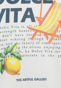 Diseño gráfico que presenta una tumbona amarilla con tela a rayas, un limón con hojas verdes y un texto que dice "La Galería Artística" en la parte inferior.