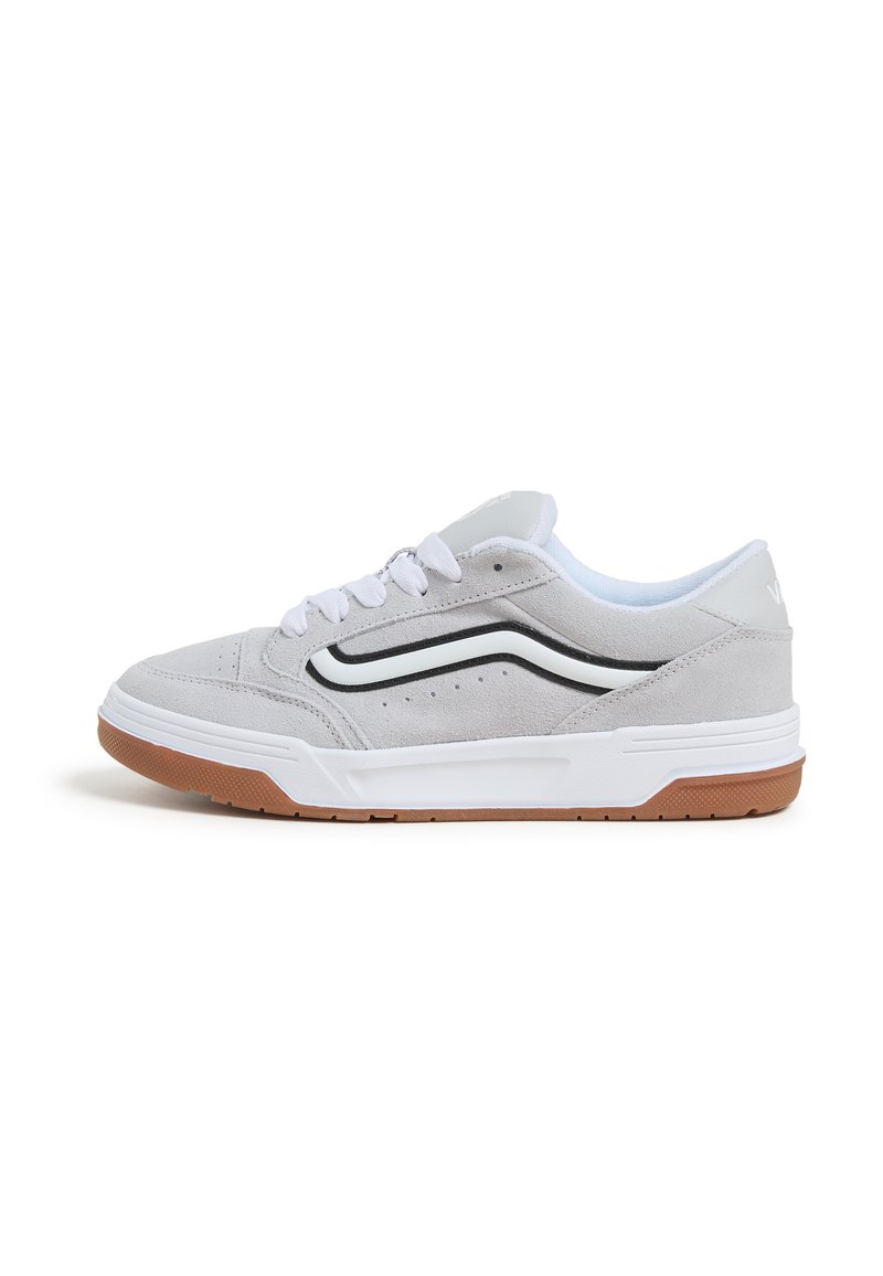 Sneakers in suede grigio con dettagli bianchi, striscia laterale nera e suola in gomma color caramello. Presentano lacci rotondi e fodera in rete.