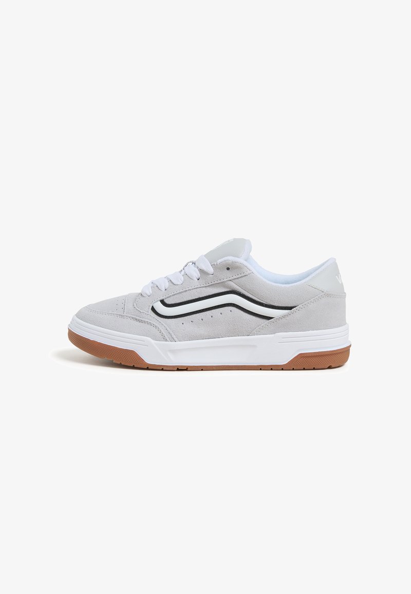 Graue Wildledersneaker mit weißen Akzenten, schwarz gestreiftem Seitenrand und einer Sohle aus Gummi. Sie verfügen über runde Schnürsenkel und ein Netzfutter.