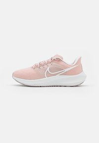 Helles rosa Sportschuh mit einem atmungsaktiven Obermaterial, weißen Akzenten, einem gepolsterten Kragen und einer strukturierten Sohle für besseren Halt.