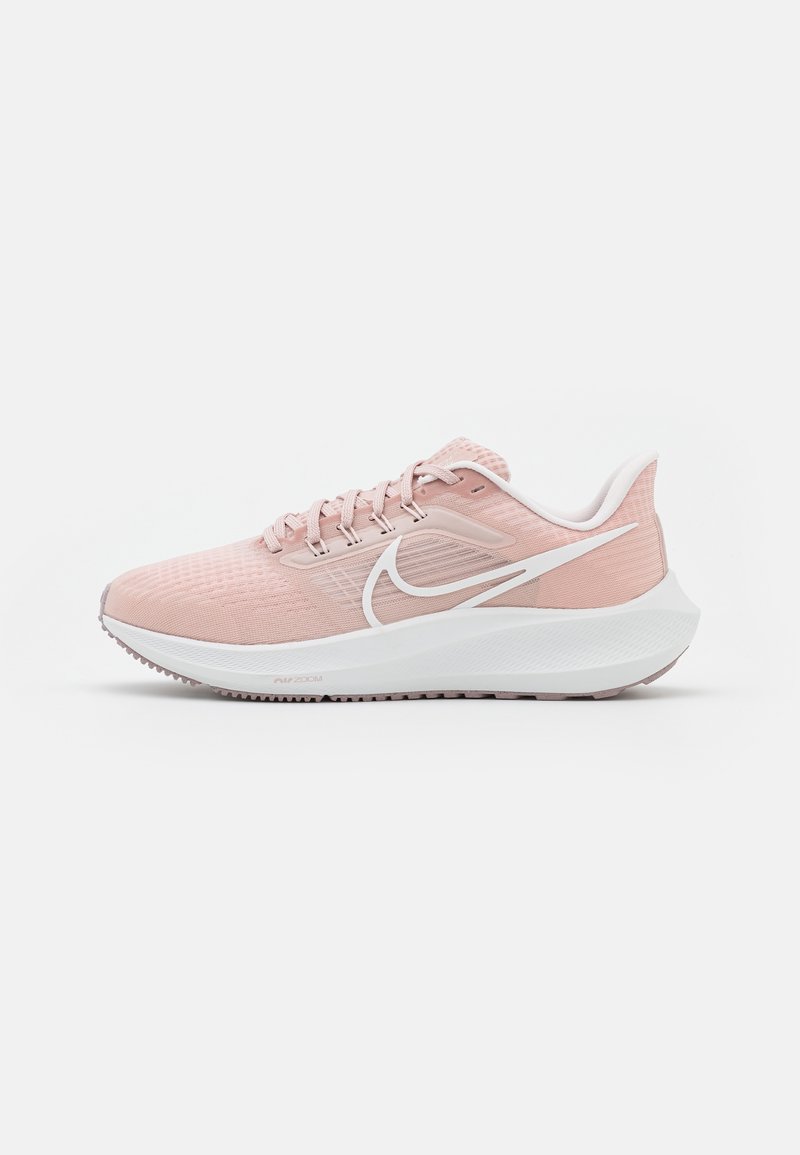 Helles rosa Sportschuh mit einem atmungsaktiven Obermaterial, weißen Akzenten, einem gepolsterten Kragen und einer strukturierten Sohle für besseren Halt.