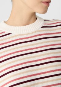 Sweter w paski z prążkowanym białym dekoltem, z naprzemiennymi paskami w odcieniach różu, beżu i głębokiego burgundu. Miękka tekstura.
