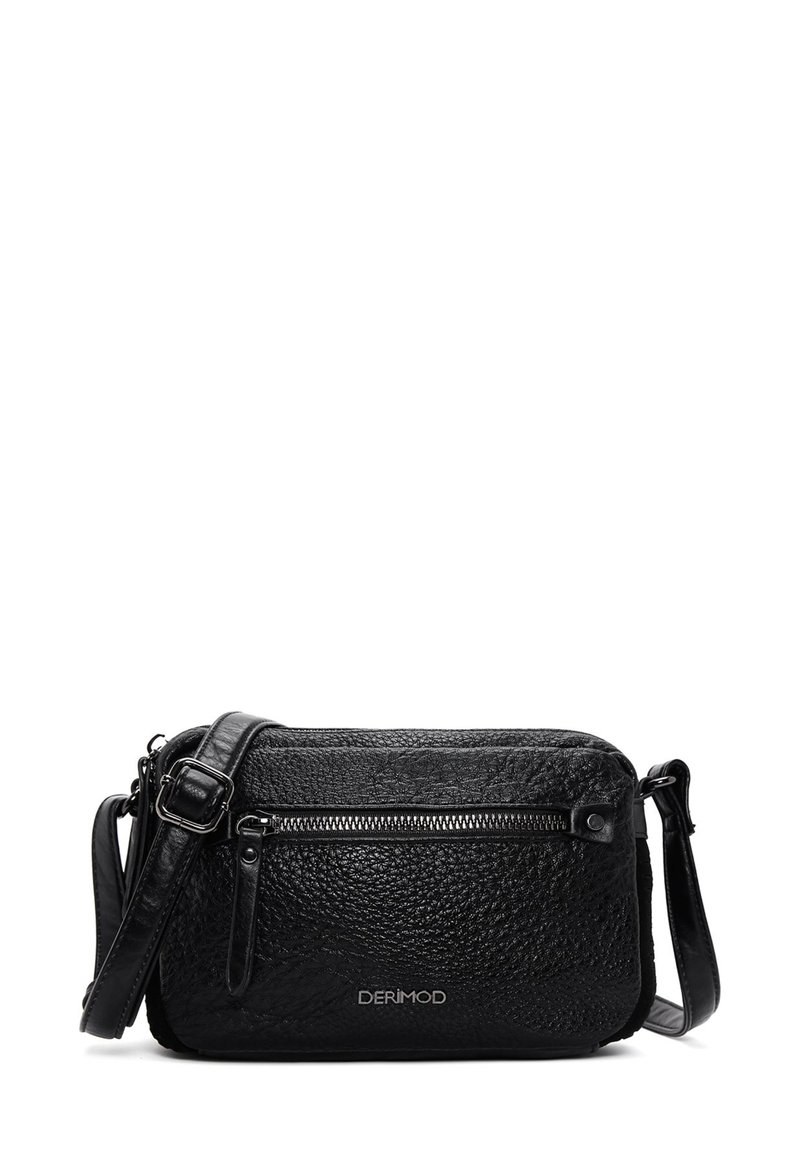 Bandolera de cuero negro con superficie texturizada, bolsillo frontal con cremallera, correa ajustable y logotipo de marca grabado.