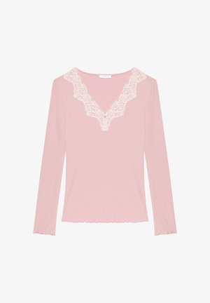 Růžový top s dlouhým rukávem a výstřihem do V, se květinovým krajkovým lemem na výstřihu a vlnkovaným lemem na spodním okraji. Měkká, lehká tkanina.