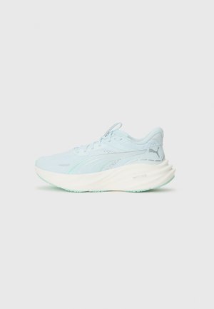 Helle blaue Puma-Laufschuh mit dicker weißer Sohle und Markenlogo, von der Seite auf einem schlichten weißen Hintergrund gezeigt.