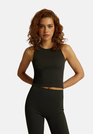 Czarny prążkowany crop top z okrągłym dekoltem, zestawiony z pasującymi legginsami o wysokim stanie, charakteryzującymi się dopasowanym krojem i gładką teksturą.