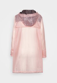 Jasnoróżowy płaszcz przeciwdeszczowy z kapturem, z nieco ciemniejszą różową górną częścią. Materiał wydaje się gładki i wodoodporny, o luźnym kroju.