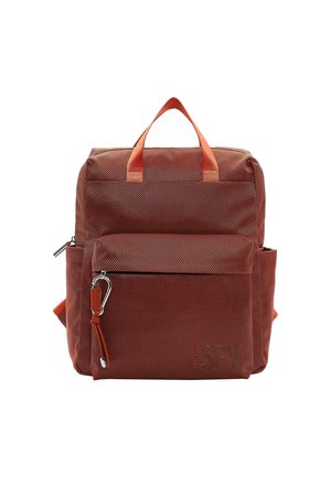 Zaino rosso con texture, dotato di due manici superiori, una tasca frontale con zip e anelli laterali per attacchi. Presenta un design minimalista e materiale resistente.