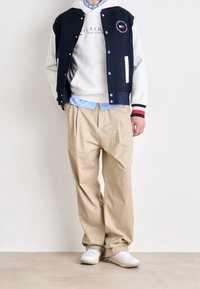 Tommy Hilfiger Jersey con capucha - white