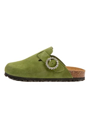 Sabot en suede vert avec une semelle en liège, arborant une boucle décorative avec des accents transparents. Bout rond, style à enfiler, surface supérieure texturée.