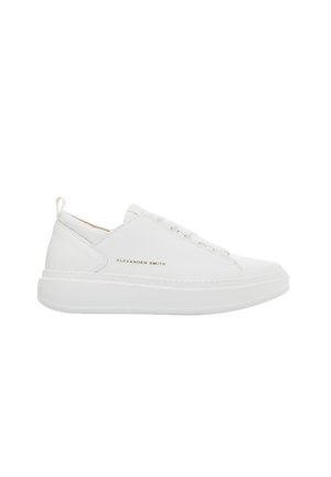 Baskets en cuir blanc avec une texture lisse, bout arrondi, semelle plate en caoutchouc et branding doré subtil sur le côté. Lacets élastiques pour plus de commodité.