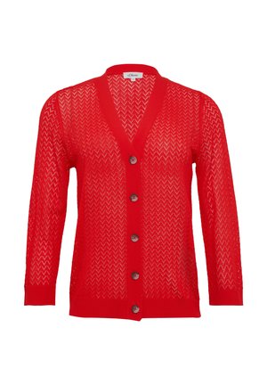 Cardigan en tricot rouge avec un col en V, présentant un motif en chevrons, des manches longues et cinq boutons marron sur le devant.