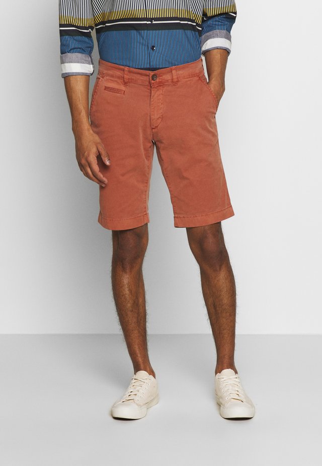 JOERG - Shorts - metallic red