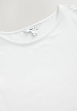Fehér, rövid ujjú póló, puha pamutból készült, kerek nyakrésszel és a belső hátsó részén "NEXT" felirattal ellátott címkével.