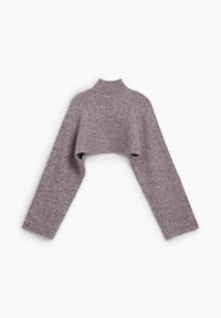 Beskarvet striktrøje i dæmpet lyserød med lange, brede ærmer og høj halsudskæring, præsenteret på en ensfarvet hvid baggrund.