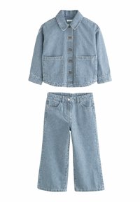 Gestreifte Jeansjacke mit Knöpfen und zwei vorderen Taschen, kombiniert mit passenden weitgeschnittenen Hosen mit Knopfverschluss und fünf Taschen.