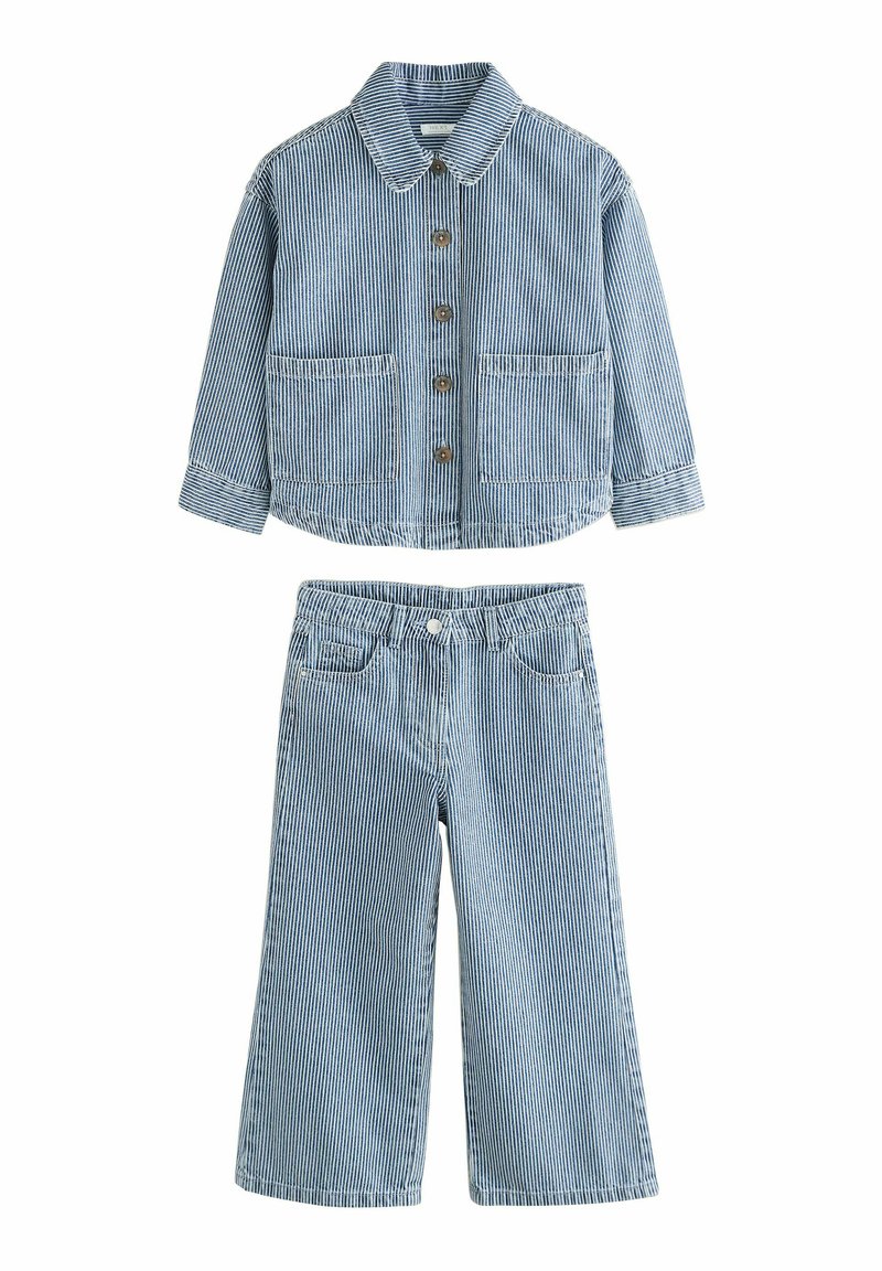 Gestreifte Jeansjacke mit Knöpfen und zwei vorderen Taschen, kombiniert mit passenden weitgeschnittenen Hosen mit Knopfverschluss und fünf Taschen.