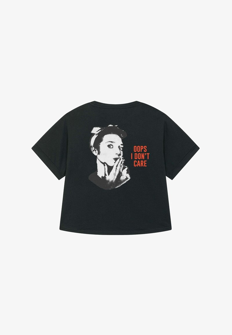 Zwarte oversized t-shirt met een grafisch ontwerp van een gezicht met een hand voor de mond, vergezeld van de tekst "OOPS I DON’T CARE" in oranje.