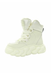 Wysokie trampki w jasnożółtym kolorze, wykonane z gładkiego materiału. Posiadają masywną podeszwę z falistym wzorem, wyściełany kołnierz oraz okrągłe sznurówki.