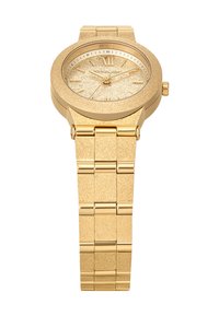 Reloj de pulsera dorado con una esfera texturizada y brillante, números romanos y una pulsera de eslabones que presenta una combinación de acabados lisos y texturizados.